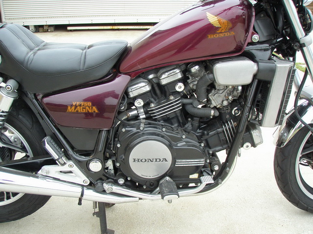 Купить мотоцикл Honda VF750 Magna 1982 фото 16